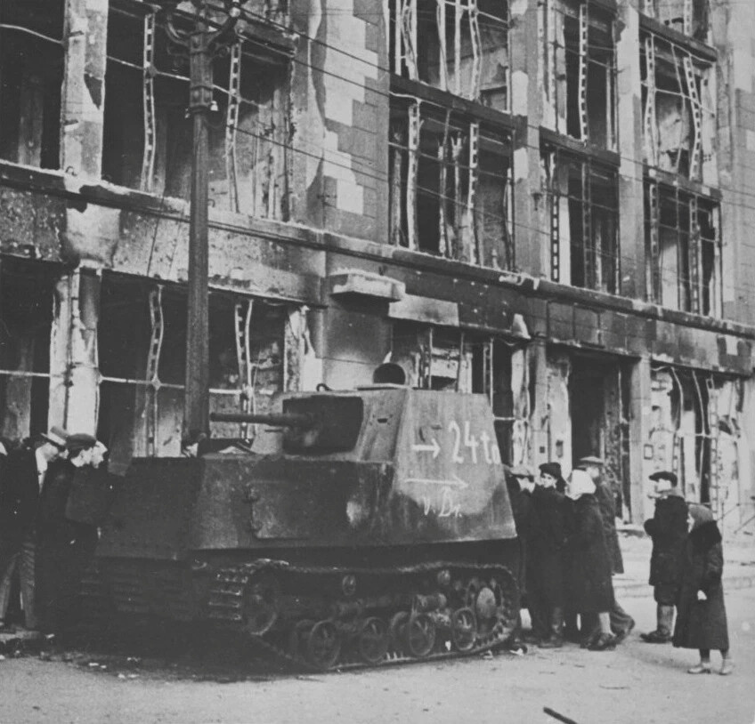 Серийный бронированный трактор Харьковского производства на улице города у универмага.