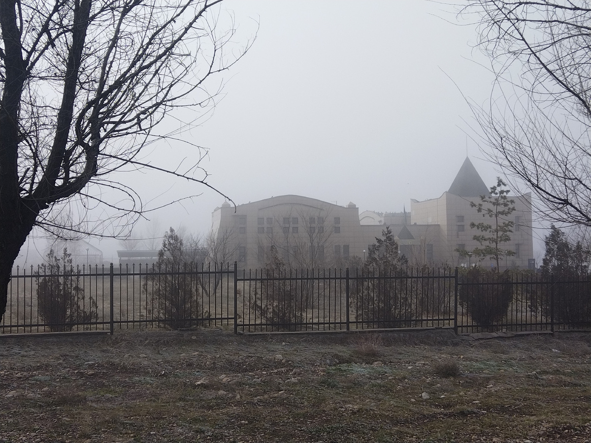 Перед вами Иссыкский музей-заповедник в районе, где нашли Золотого человека! Да, когда я его снимал, туман был... 