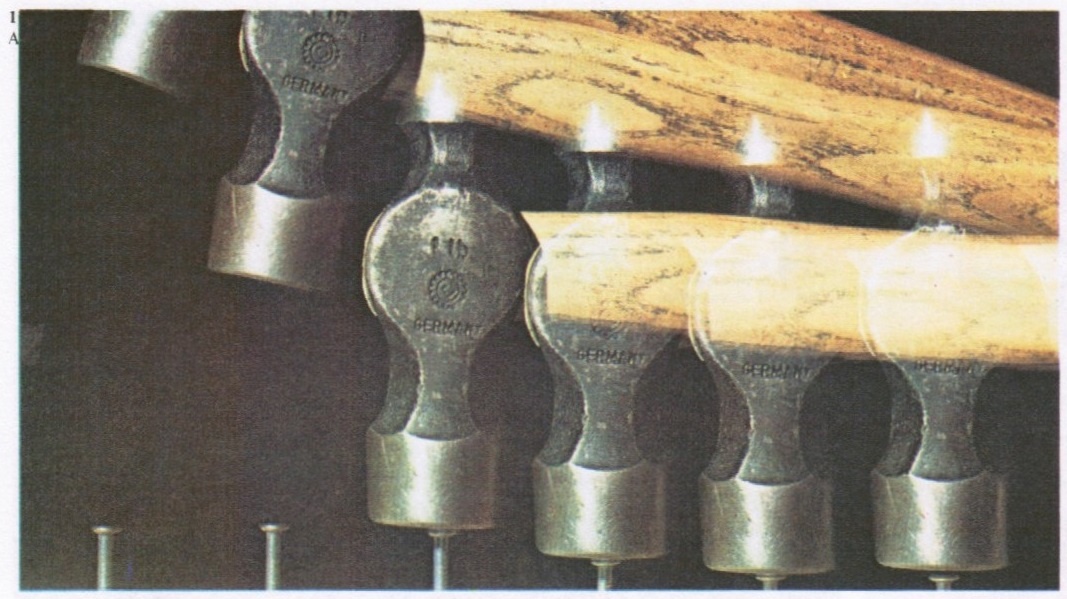 Падающий молоток (А) снят в шести положениях с интервалом 0,03 с, и по фотографиям поороен график движения молотка (Б). Крутизна кривой изменяется от точки к точке. Измерить ее можно, строя в каждой точке касательный прямоугольный треугольник с единичным вертикальным катетом и подсчитывая длину горизонтального катета (В). Крутизна кривой 12 в точках 7-11 составляет соответственно 0 : 2, 1 : 2, 2 : 2, 3 : 2 и 4 : 2, или 0, 0,5, 1, 1,5 и 2. Изменение крутизны кривой 12 показывает кривая 13. (Построение кривой изменения крутизны называется дифференцированием, а переход от нее к исходной кривой -интегрированием.) Кривизна кривой движения (Б) за первую экспозицию определяется падением по вертикали на 2,8 см за 0,02 с; скорость молотка 2,8 : 0,02 - 140 см/с. Аналогичные измерения крутизны позволяют определить скорость в других точках и построить кривую изменения скорости, которая сначала убывает с расстоянием. Ускорение (скорость изменения скорости со временем) крутизна кривой изменения скорости -постоянно, пока молоток падает свободно. При экспозиции 3 молоток ударяется о шляпку гвоздя со скоростью 200 см с, и тут начинается самое интересное. За миллисекунду скорость молотка падает до 40 см/с В результате ускорение подскакивает до величины, более чем в 100 раз превышающей ускорение свободного падения. По закону Ньютона это означает, что на гвоздь действует сила, более чем в 100 раз превышающая вес молотка. На этом и основано действие молотка: резкое торможение его головки порождает большую силу. Когда дерево поддается под гвоздем, удар подбрасывает молоток вверх, после чего он вновь начинает свободно падать с равномерно возрастающей скоростью и постоянным ускорением.