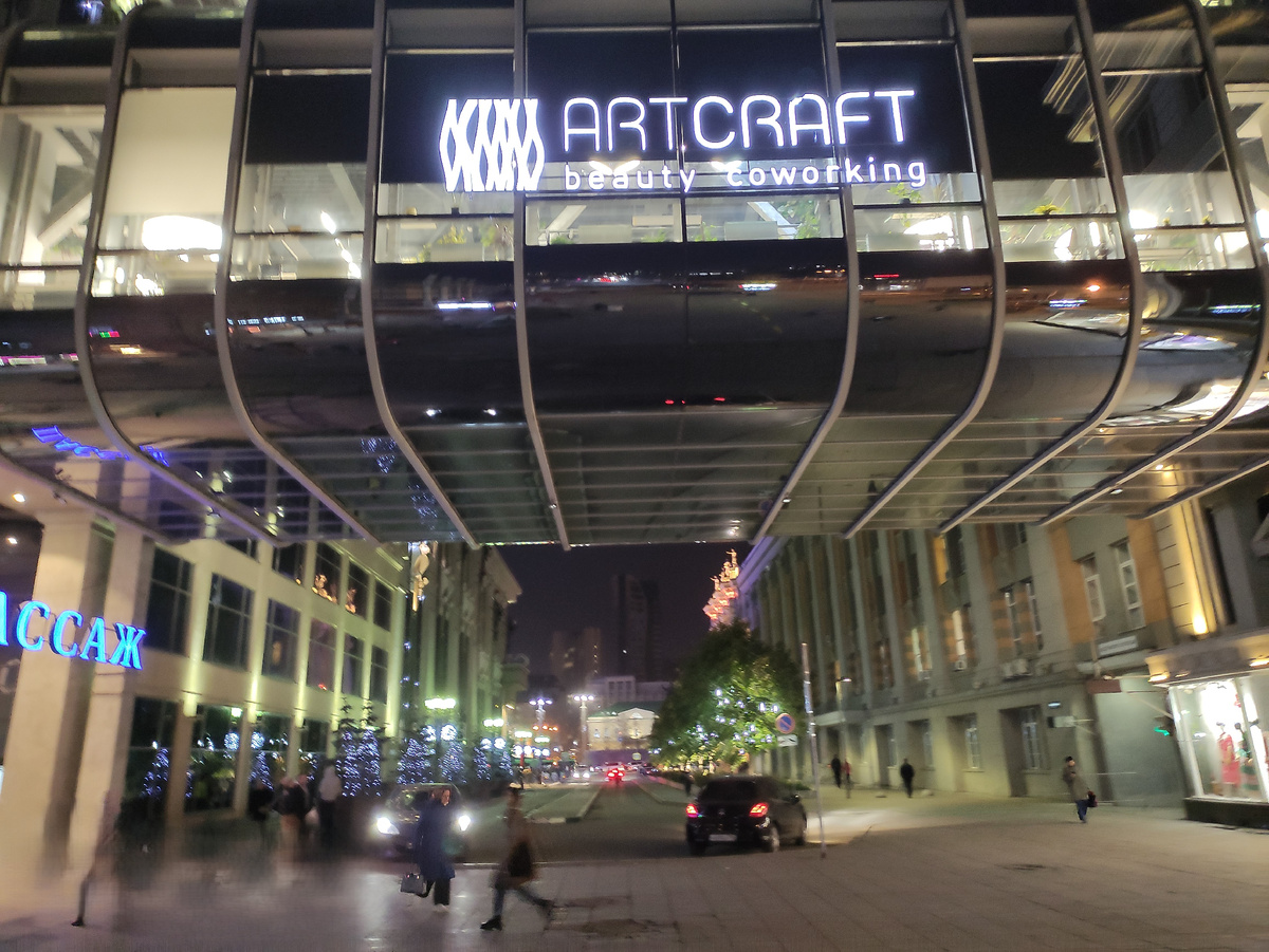 ТЦ «Пассаж» и наземный переход в ЦУМ (левая сторона здания). Фото автора