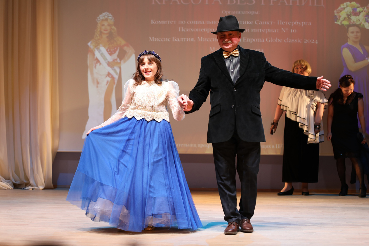 Во время дефиле Шишкину Ольгу сопровождает ведущий