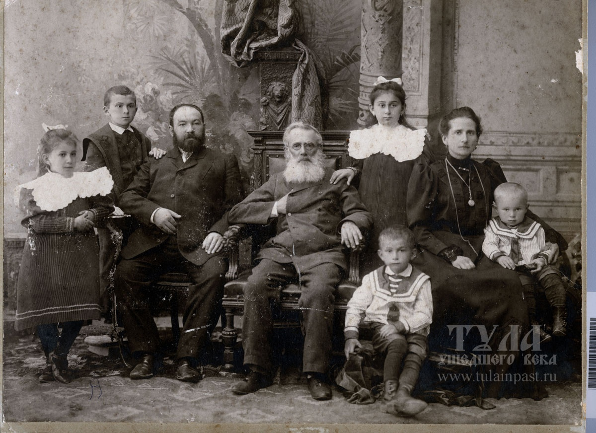 1905 год. Семья Гольтвегер. Абрам Захарович сидит третий слева