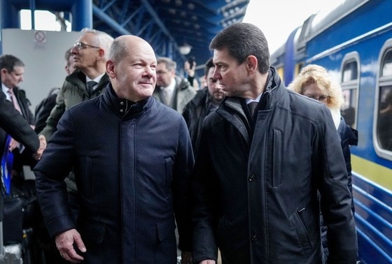    Олаф Шольц (слева) в Киеве