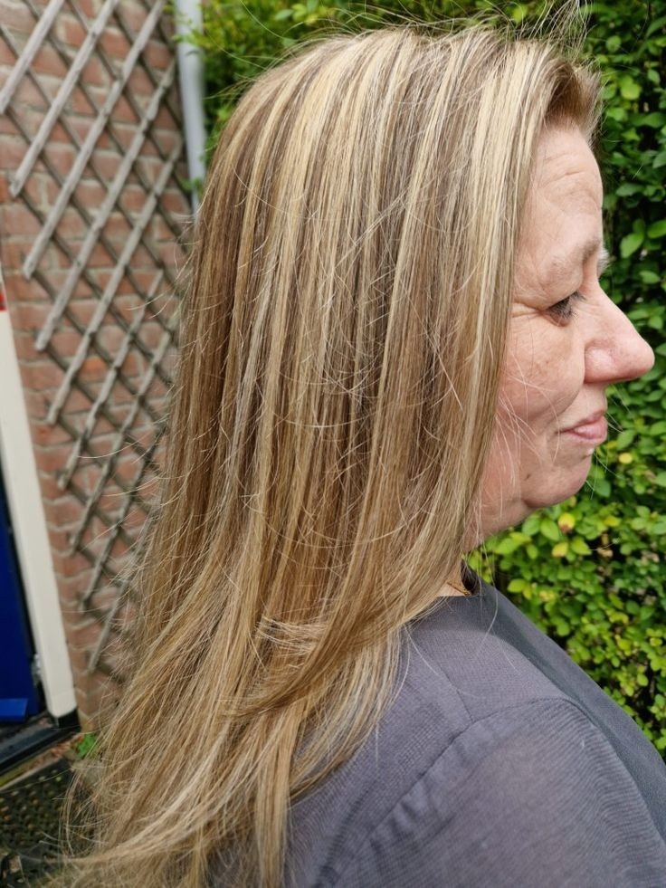 Волосы шикарные. А представьте, как бы это женщина смотрелась с короткой стрижкой? На мой взгяд непрезентабельно. Как считаете?