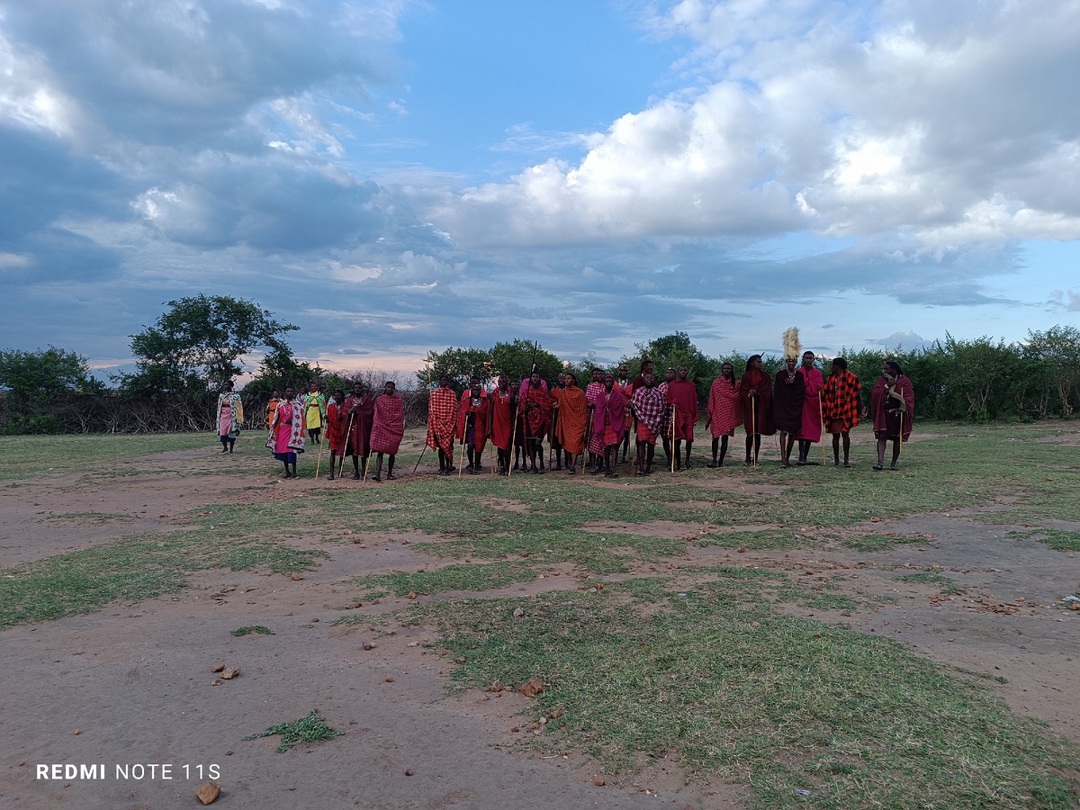 Масаи встречают гостей 