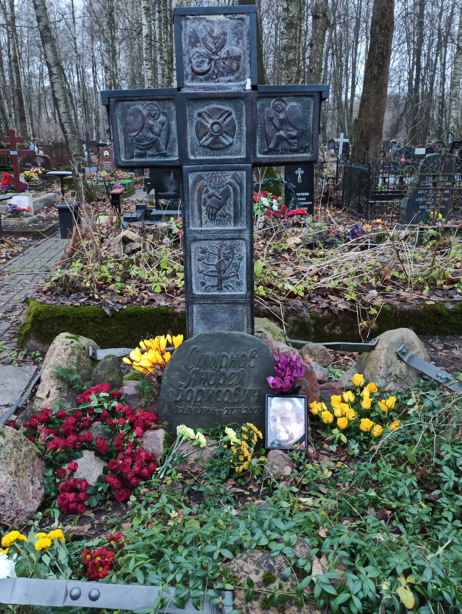 Привет,Андрей! ,- сказала я. Мы принесли два букета: жёлтый и красный. Андрей очень любил жёлтые цветы...ну,а красный - с любовью от нас. Жёлтые и красные розы 27.11 принесла вдова.