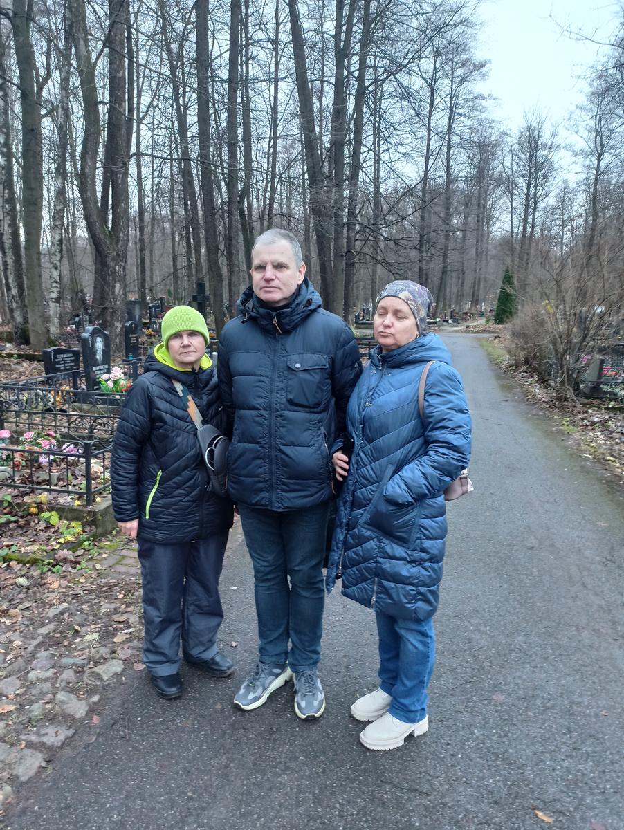 Организатором поездки выступила моя одноклассница Светик(справа),которая была на похоронах Андрея и которая ежегодно приезжала к нему на могилу. И Вадима всегда прихватывала с собой. Лет 7-8 назад и я впервые побывала у Андрея. Нынче же просто повезло,что моё пребывание в СПб совпало с этой печальной датой. Слева я стою,вполне себе такая мобильная после эндопротезирования. Конечно,палки для сканд.ходьбы взяла с собой для уверенности при передвижении.