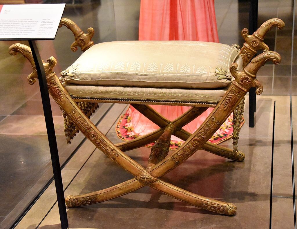 Табурет, который был частью набора, сделанного для приёма Наполеона в законодательном корпусе после его коронации императором. Сделано в мастерской Якоба-Дематье по проекту Бернара Пойе, 1805.