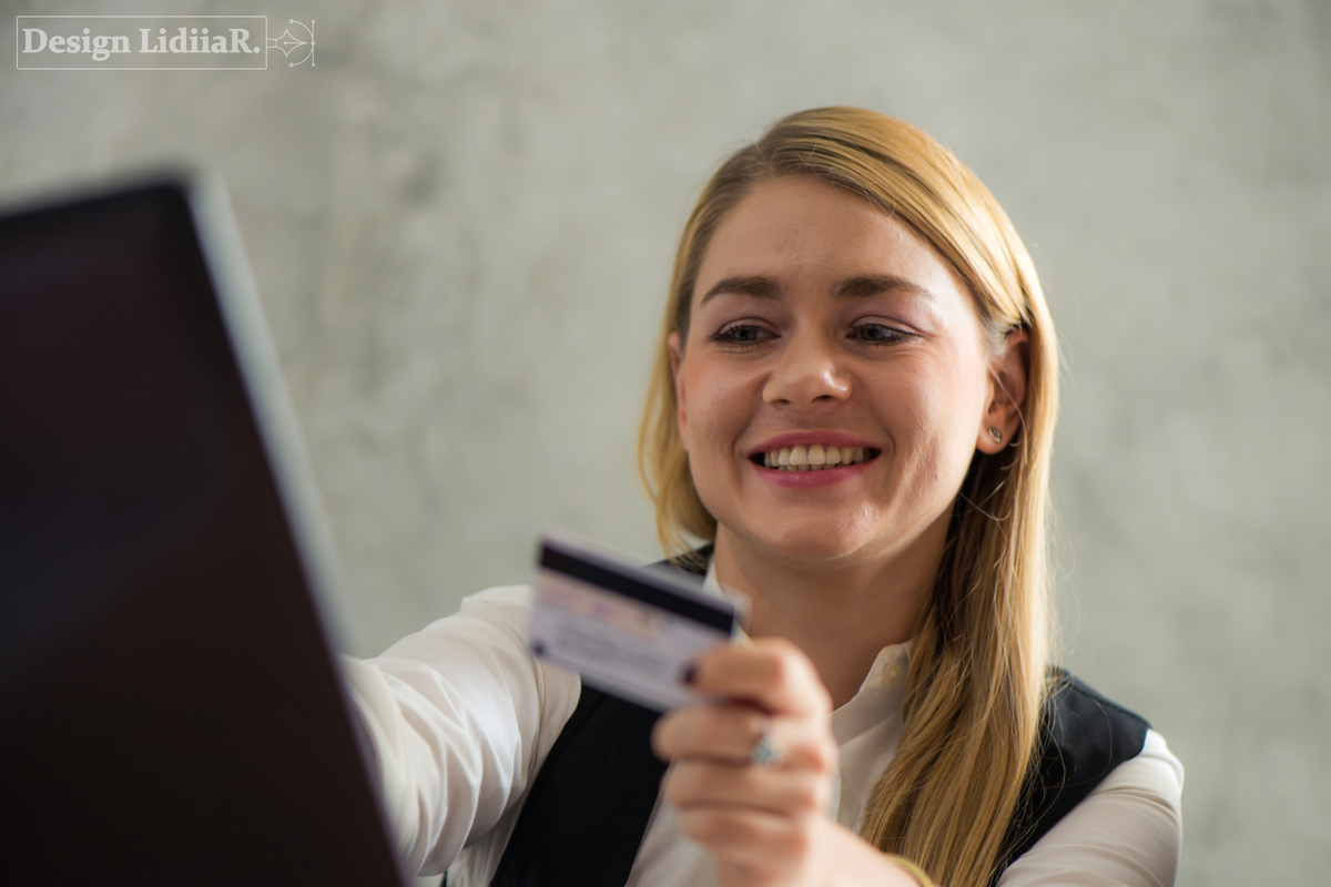 https://www.freepik.com/free-photo/young-business-woman-holding-credit-card-using-laptop-computer-online-shopping-concept-vintage-effect-style-pictures_1284993.htm#fromView=search&page=1&position=8&uuid=1a414e99-cc74-4c74-9f54-338de855a68d