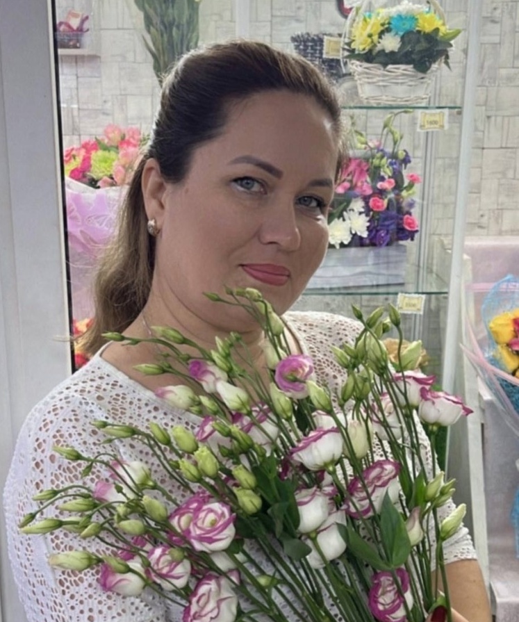 На День матери Гульнара будет не только получать поздравления и красивые букеты, но и дарить их всем женщинам!