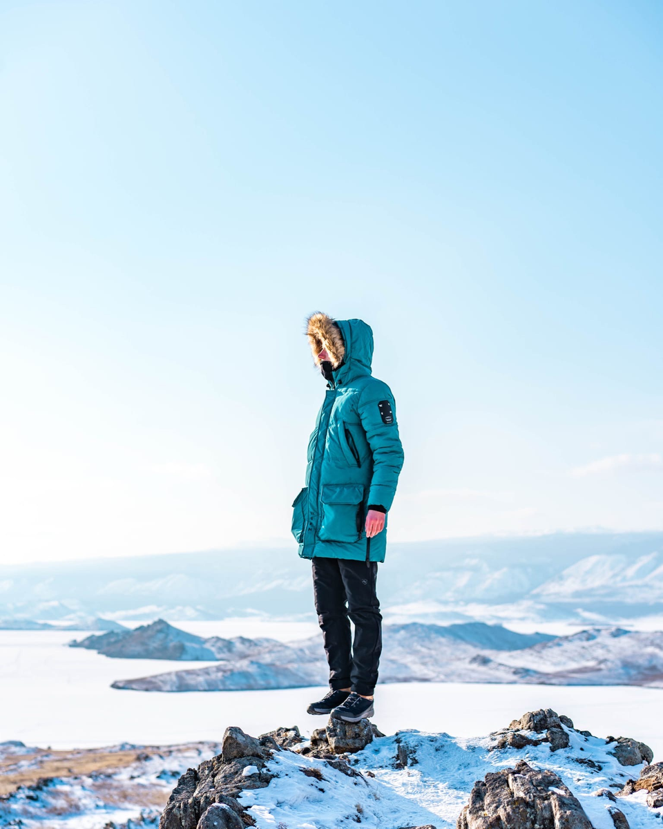 Это я стою и смотрю на одно из чудес России. Угадаете место?