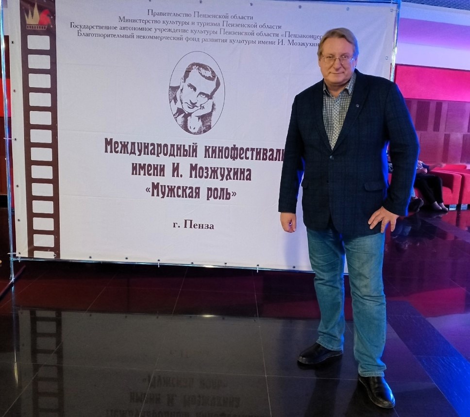 Не преминул и я возможностью сфотографироваться на фоне великого Ивана Мозжухина, первого российского профессионального актёра, нашего земляка  