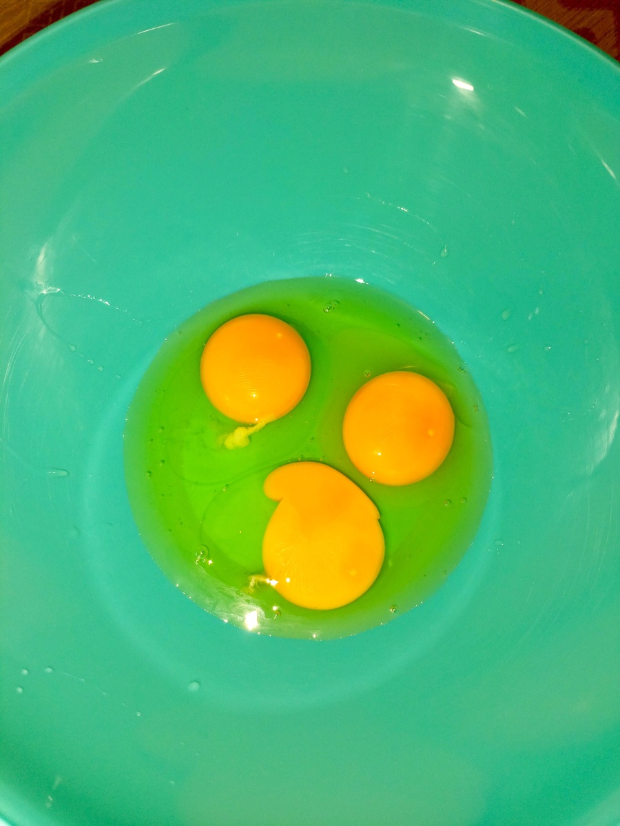 Яйца в чаше. Фото автора 