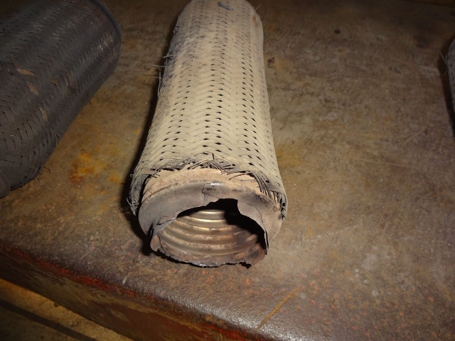 Вышедшая из строя гофра в месте присоединения к фланцу.