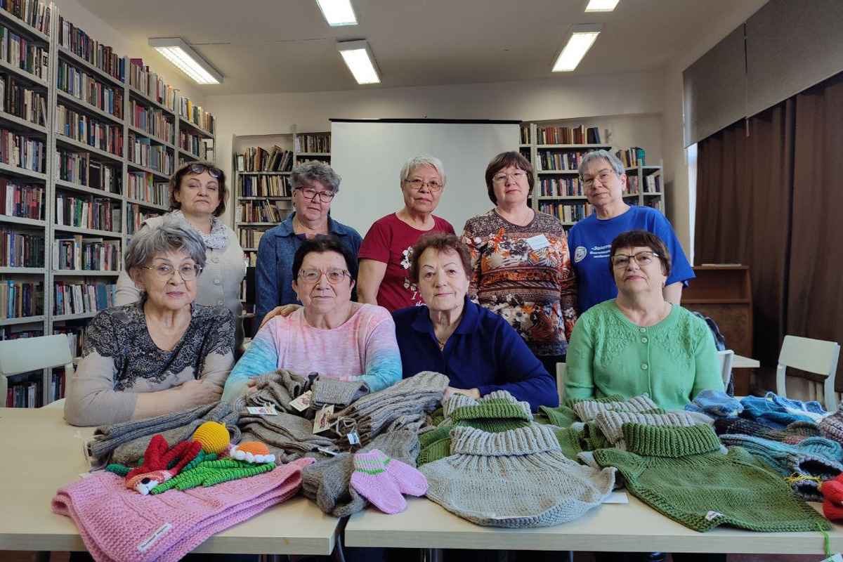     Красноярские волонтеры связали почти 400 изделий для участников СВО