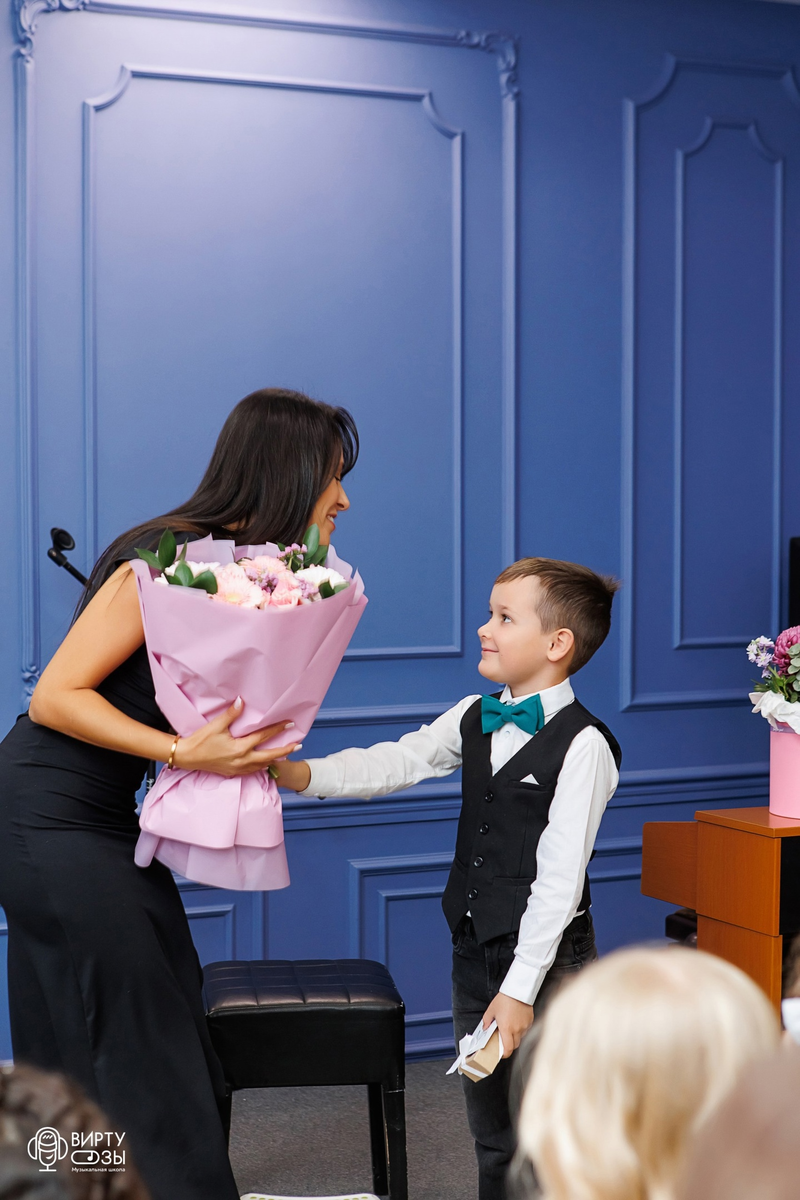 Источник: День Матери. Виртуозы. https://vk.com/virtuozy_nsk?z=photo-29034533_457261160%2Falbum-29034533_307566794