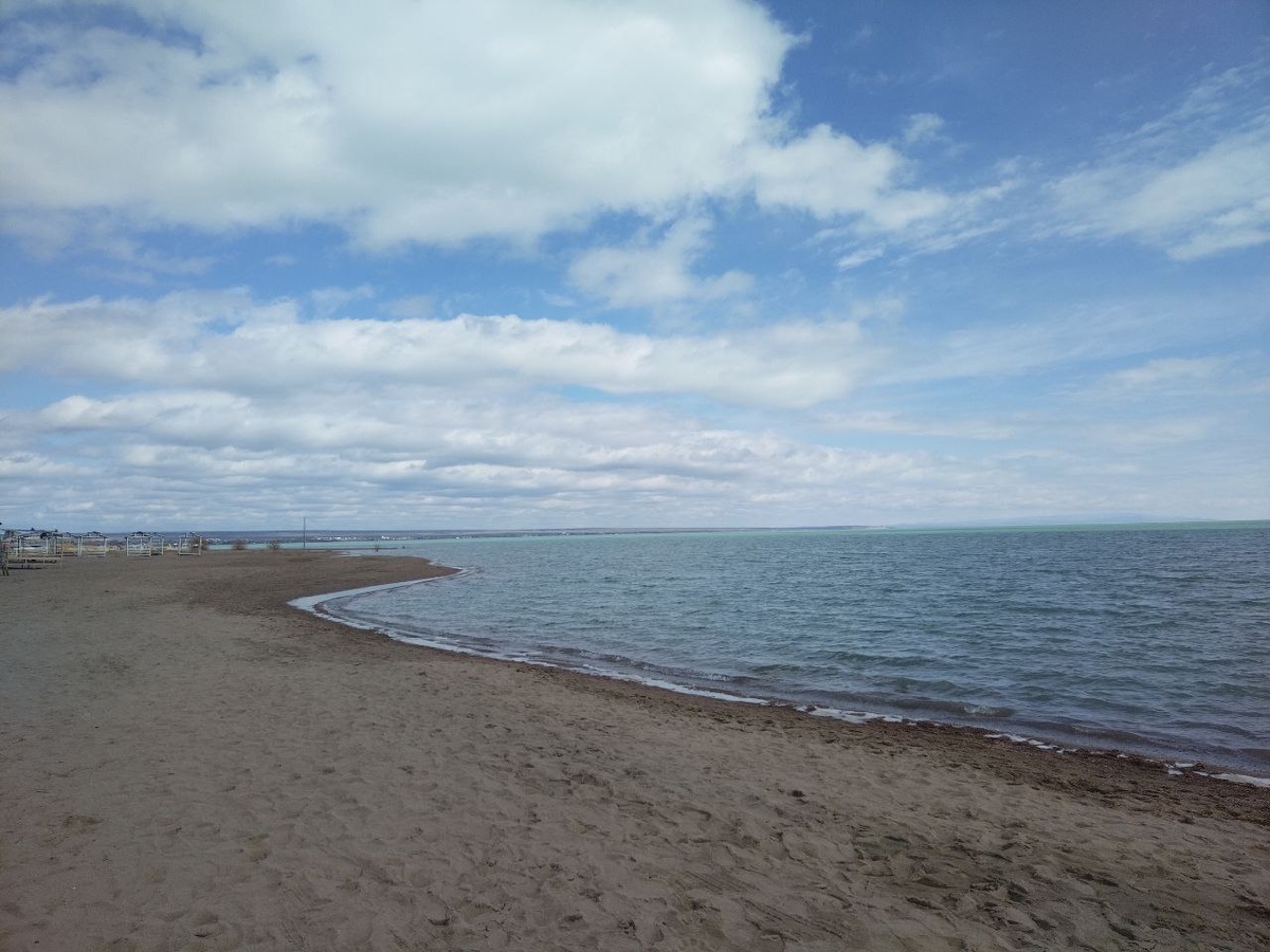 Перед вами западный берег Капчагайского водохранилища, готовящегося к летнему сезону (фото делал в апреле).