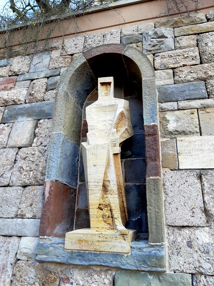 Скульптура Святого Георгия (St.George). Ощущение, что скульптура всегда поворачивает лицо и голову к тому, кто смотрит. 