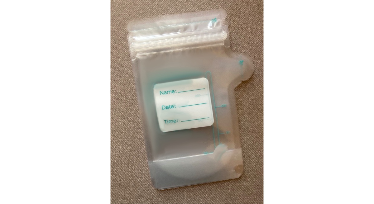 Пример зип-пакета для хранения грудного молока (производитель не имеет значения, так как принцип у всех один). Для переливания в бутылочку существует специальный отрывной носик. Фото автора