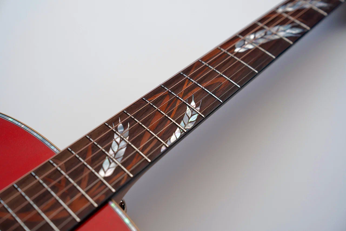 Светлые колосовидные узоры на грифе акустической гитары Covenant Focus Red X