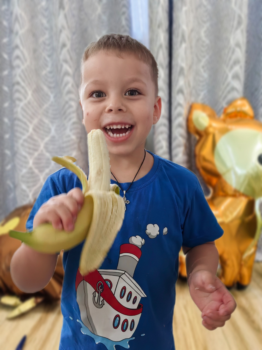 Наш трехлетка, все сам хочет. Мы не запрещаем.