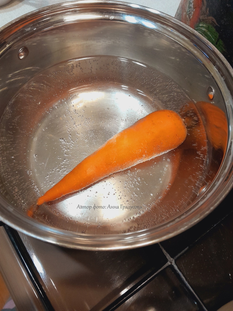 Морковь варим до готовности.