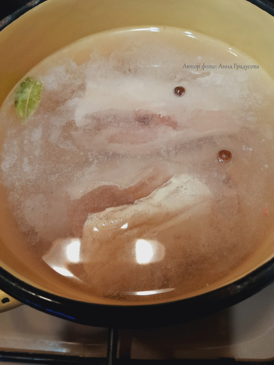 Также поступаем и с рыбой (воду для рыбы слегка подсолили и добавили душистый перец и лавровый лист).