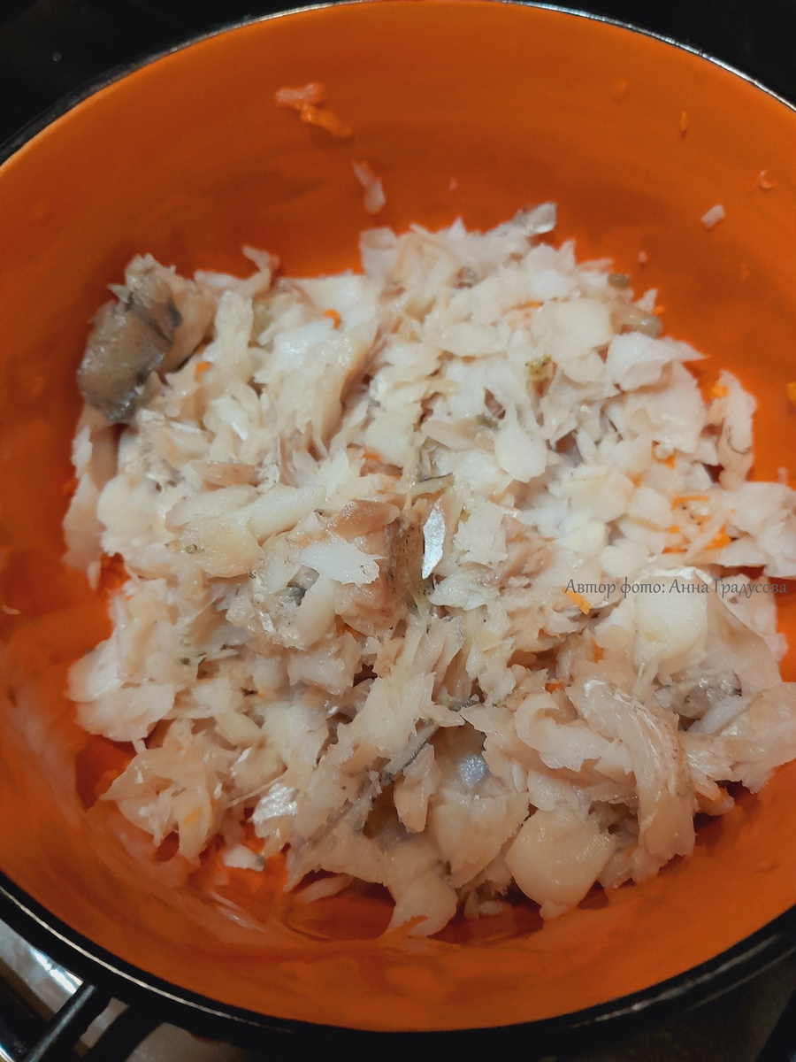 Отварную рыбу разбираем на мелкие кусочки и удаляем все косточки.