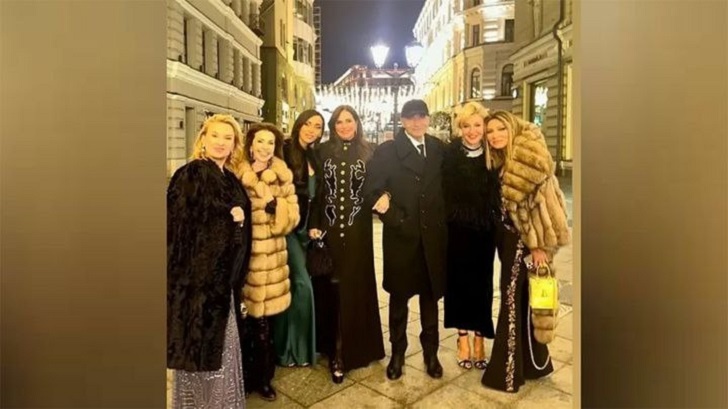 Игорь Крутой с женой и ее подружками. Фото: соцсети Игоря Крутого 