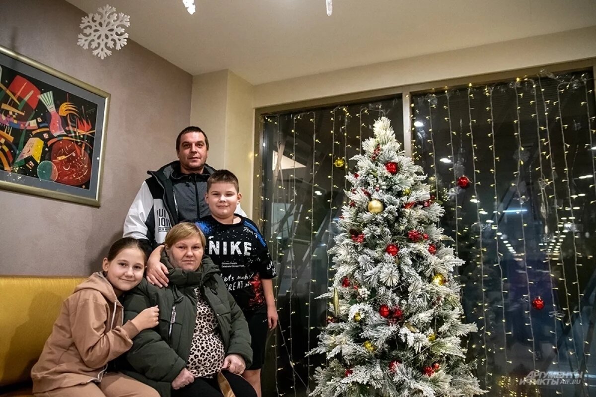    Жители Суджи супруги Алексей и Екатерина Пугачевы с детьми Владом и Полиной в гостинице «Мегагрин» — пункте временного размещения беженцев в Курске