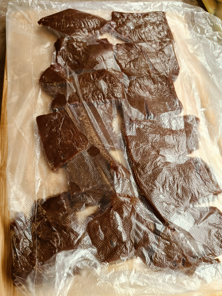 Накрываем пленкой или полиэтиленом, отбиваем.