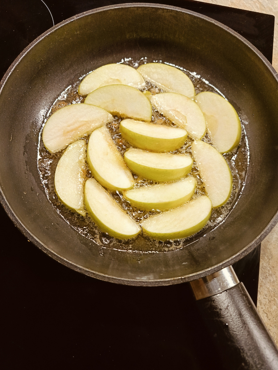 Обжариваем яблоки.
