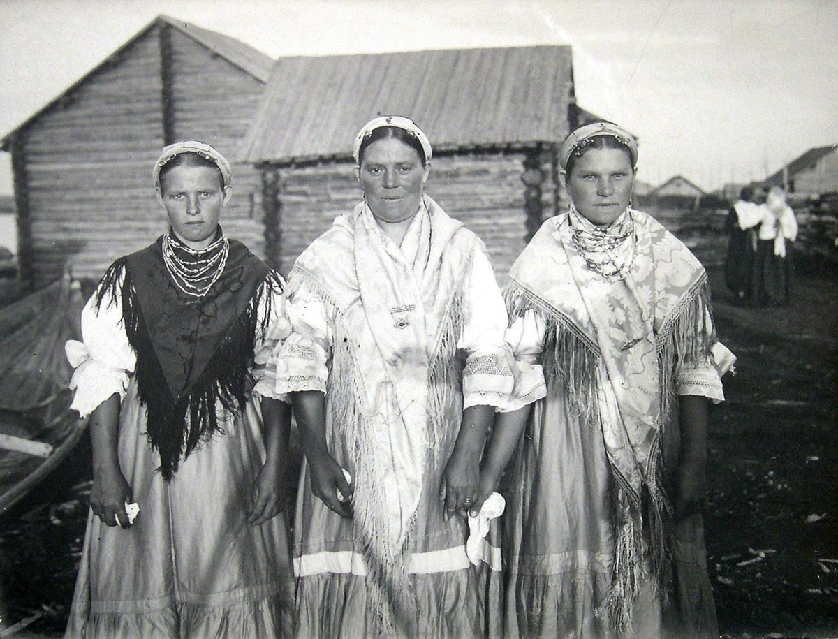 Три девушки-карелки в праздничных костюмах конца XIX — начала XX в. (сарафанный комплекс). Карелы. 1926 г. АКССР, Кемский или Ухтинский уезд. Фотограф Золотарёв Д. А.