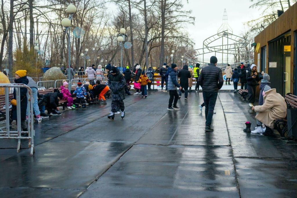 Несмотря на отсутствие снега и настоящих холодов в Челябинске уже заработал самый популярный каток. 


Он находится в парке имени Терешковой. Ледяные дорожки здесь залиты прямо на аллеях. 



Открытие катка вызвало настоящий ажиотаж у любителей коньков, которые в первый же день активно приступили к катаниям. Представляем фоторепортаж Дмитрия Куткина. 



Как сообщает управление культуры города, на открытии для зрителей была организована музыкально-развлекательная программа, шоу фигуристов, конкурсы и подарки.

