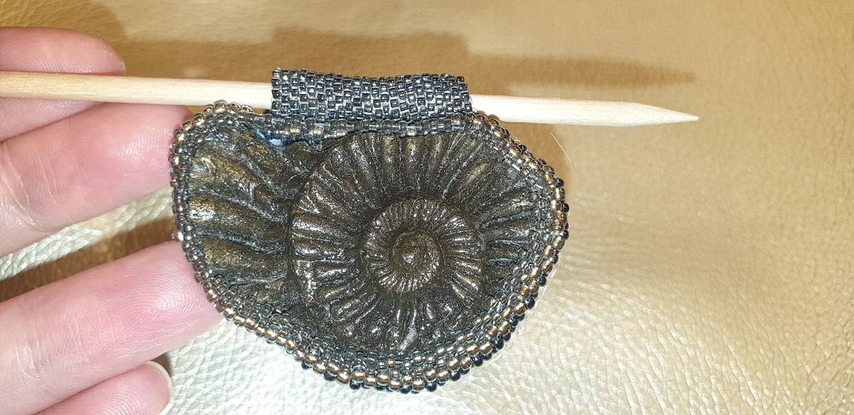 Кулон из фрагмента аммонита юрского периода и бисера. Фото автора