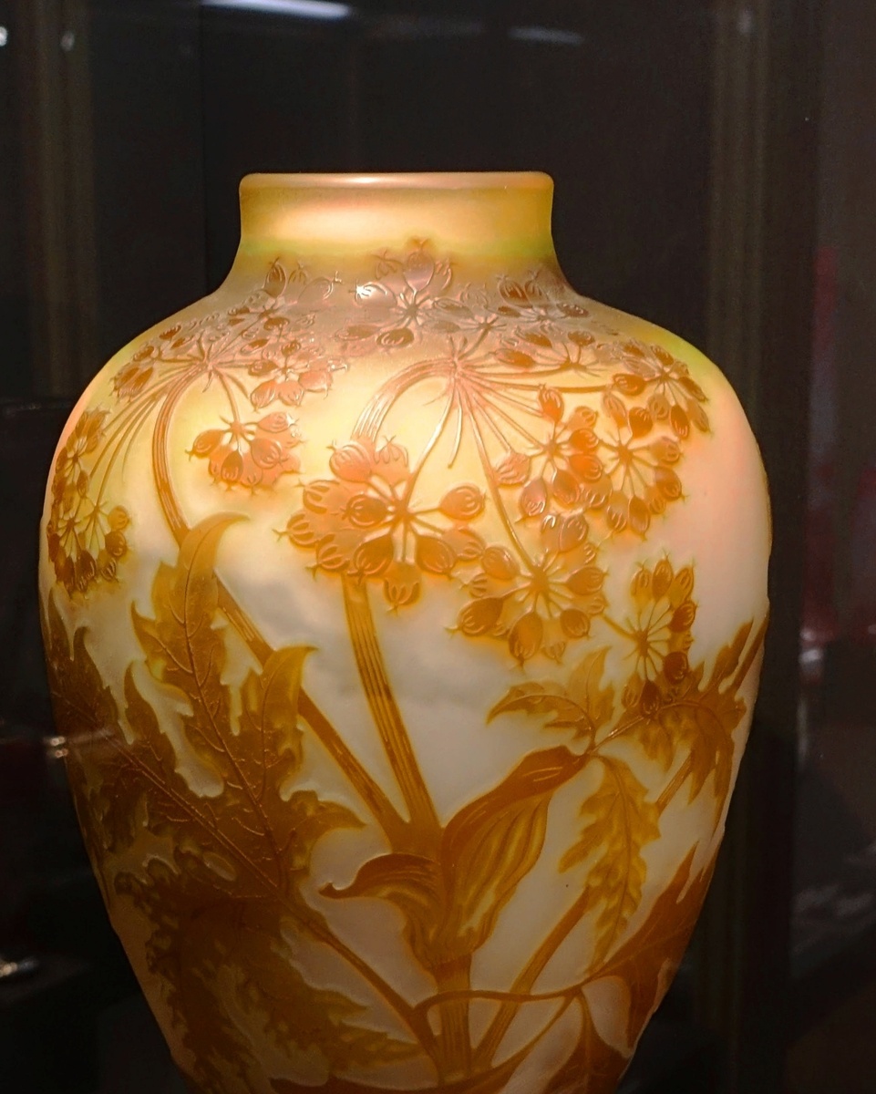 Ваза с изображением борщевика. Мануфактура Эмиля Галле, нач. 20 в. Собрание Ю. А. Борисова.