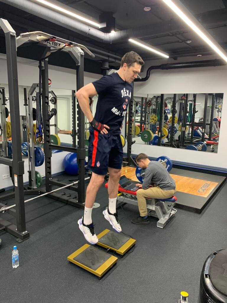 Вертикальный прыжок CMJ на силовых платформах Balance (Ivolution).