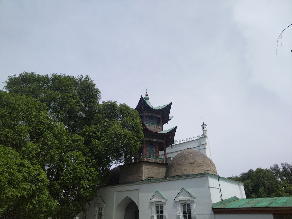 Это деревянная мечеть в восточно-азиатском стиле из тянь-шанской ели, в 1970-е гг. Кунаев тут создал музей-мечеть.