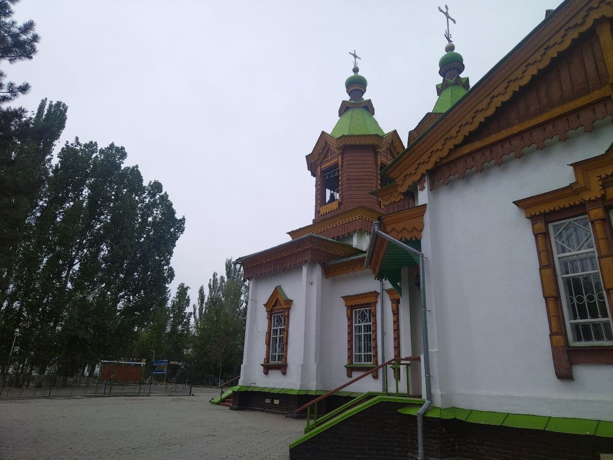 Церковь Ильи Пророка открыта в 1892 г. и стала таким "островком" русского стиля во всей округе, хотя материал-то тот же, что и у мечети