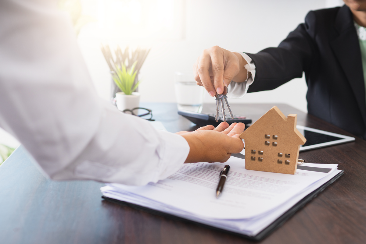 Сделки с недвижимостью сегодня обычно стартуют в интернете, что открывает возможности для мошенничества, но это же и позволяет достаточно легко вычислить жуликов.