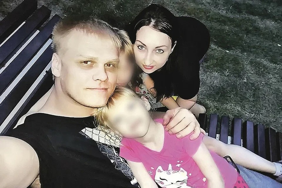 Зарубин с семьей. Одной девочке было 5 лет, другой - 9. Их маме, Олесе, - 31 год. Фото: соцсети