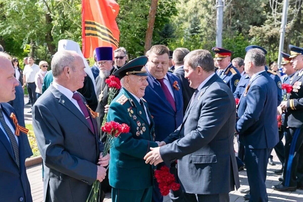    Губернатор Бочаров поздравил с днем рождения ветерана ВОВ Виктора Шестеля