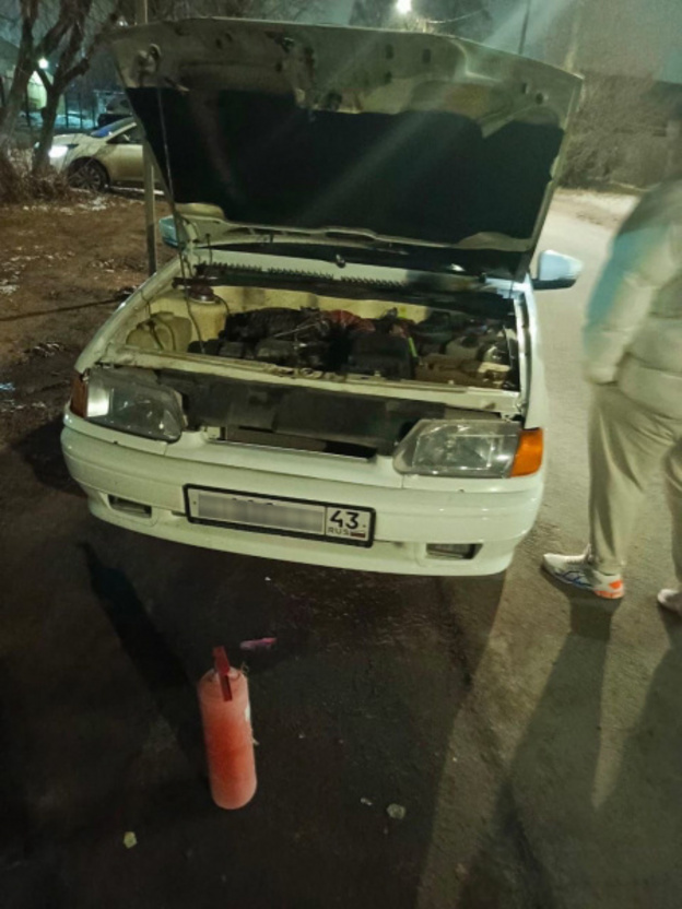    В Кирове кинолог спас машину незнакомца от огня