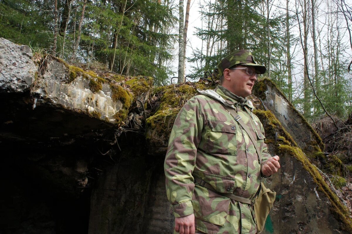 Гид эскурсовод Роман Петров ведет экскурсию по Линии Маннергейма