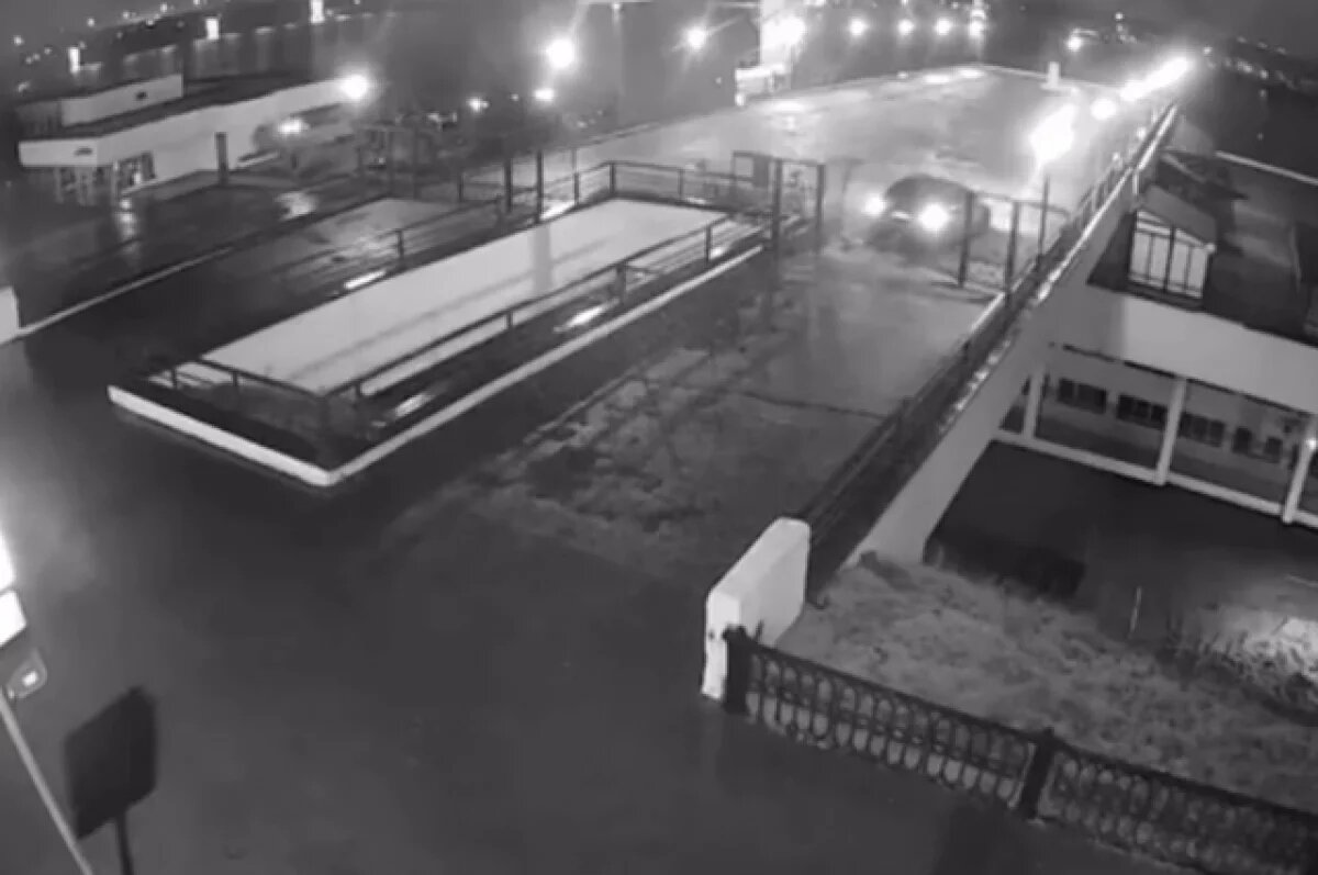    Появилось видео, как водитель протаранил ворота на Волжской набережной