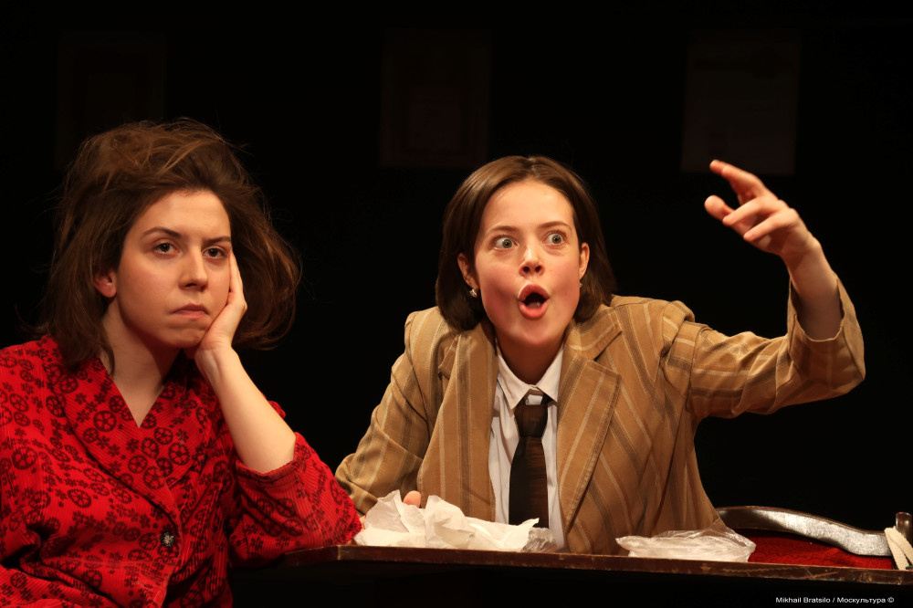 Саруханова - Полина Ежова, Лика Фёдоровна - Ирина Шкабара
Саруханова - Полина Ежова, Лика Фёдоровна - Ирина Шкабара