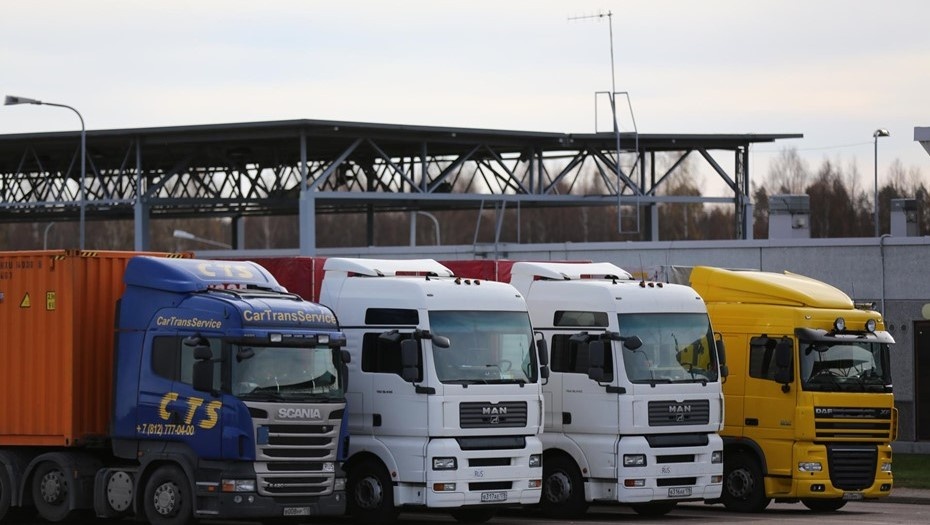    Большегрузные автомобили на стоянке у границы. Иллюстрация. Автор фото: Ковалев Петр