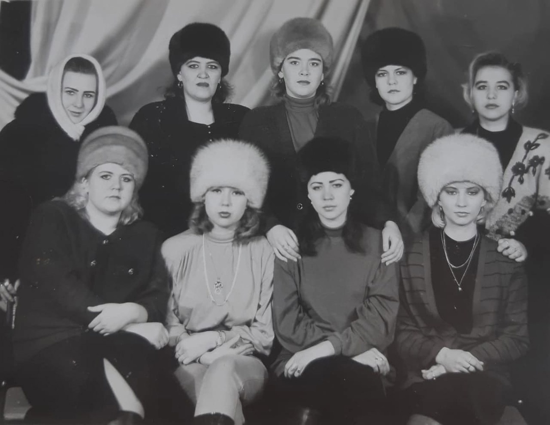 Фото из открытых источников. В верхнем ряду женщины в шапках - формовках.