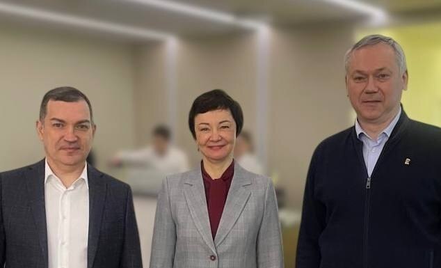    Наталия Красовская с членами «Единой России»: мэром Новосибирска Максимом Кудрявцевым (слева) и губернатором Новосибирской области Андреем Травниковым, который возглавляет отделение ЕР в регионе. Фото: ТГ-канал Наталии Красовской