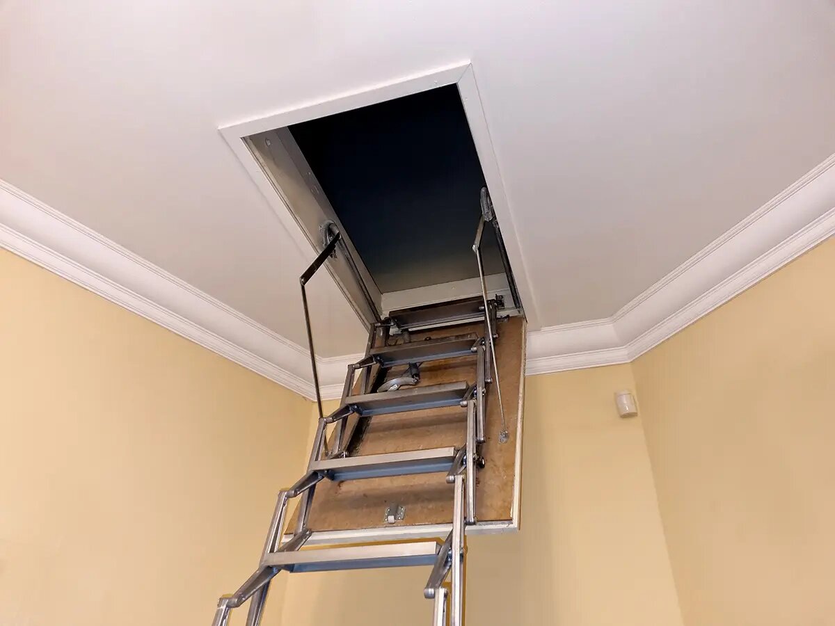 Монтаж металлической лестницы ножничного типа. Изображение с сайта favor-group.ru